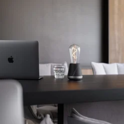 Humble One Table Light -Hayward Verkoop Humble One table light black marble sfeer 02