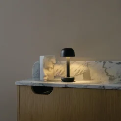 Humble Two Table Light -Hayward Verkoop Humble Two Black tafellamp sfeer