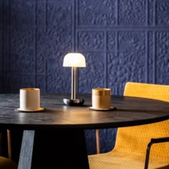 Humble Two Table Light -Hayward Verkoop Humble Two dark titanium frost tafellamp sfeer