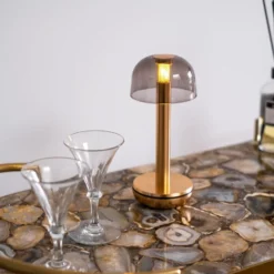 Humble Two Table Light -Hayward Verkoop Humble Two gold smoked tafellamp sfeer