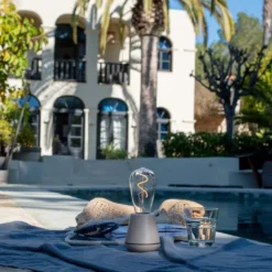 Humble One Outdoor Tafellamp -Hayward Verkoop Humble one outdoor beige sfeer