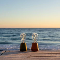 Humble One Outdoor Tafellamp -Hayward Verkoop Humble one outdoor kaneel sfeer 03