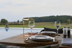 Mirai Tafel Lamp Imagilights -Hayward Verkoop Mira tafel lamp sfeer foto bij zwembad 02