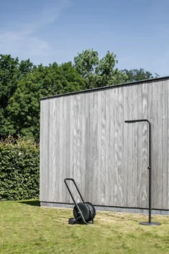 Levantine Outdoor Shower -Hayward Verkoop Zee Tasman en Levantine in tuin scaled 2